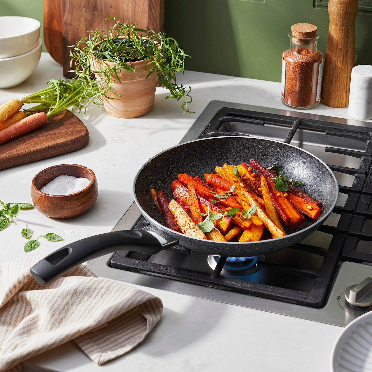 HENCKELS Everlift 10-inch Nonstick Frying Pan